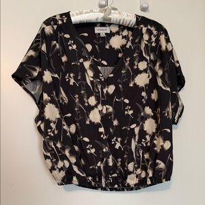 Evereve Gray and Cream Floral V-Neck Short Sleeve Blouse